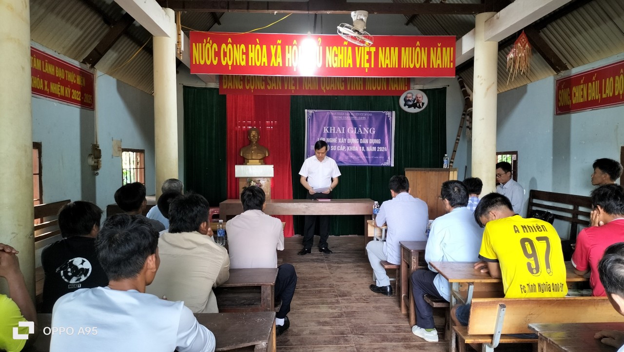 KHAI GIẢNG LỚP ĐÀO TẠO NGHỀ CHO THANH NIÊN DÂN TỘC THIỂU SỐ TẠI XÃ EA H'ĐING